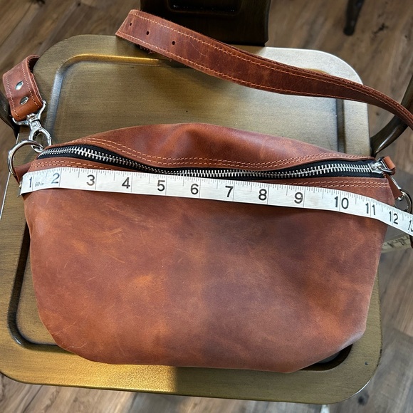 Chic Brown Leather Crossbody with Geometric Strap - Picture 5 of 7